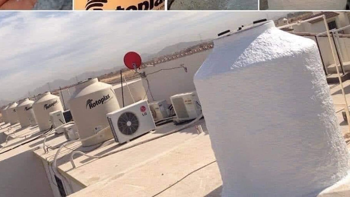 Hombre forra su tinaco para mantener el agua fría