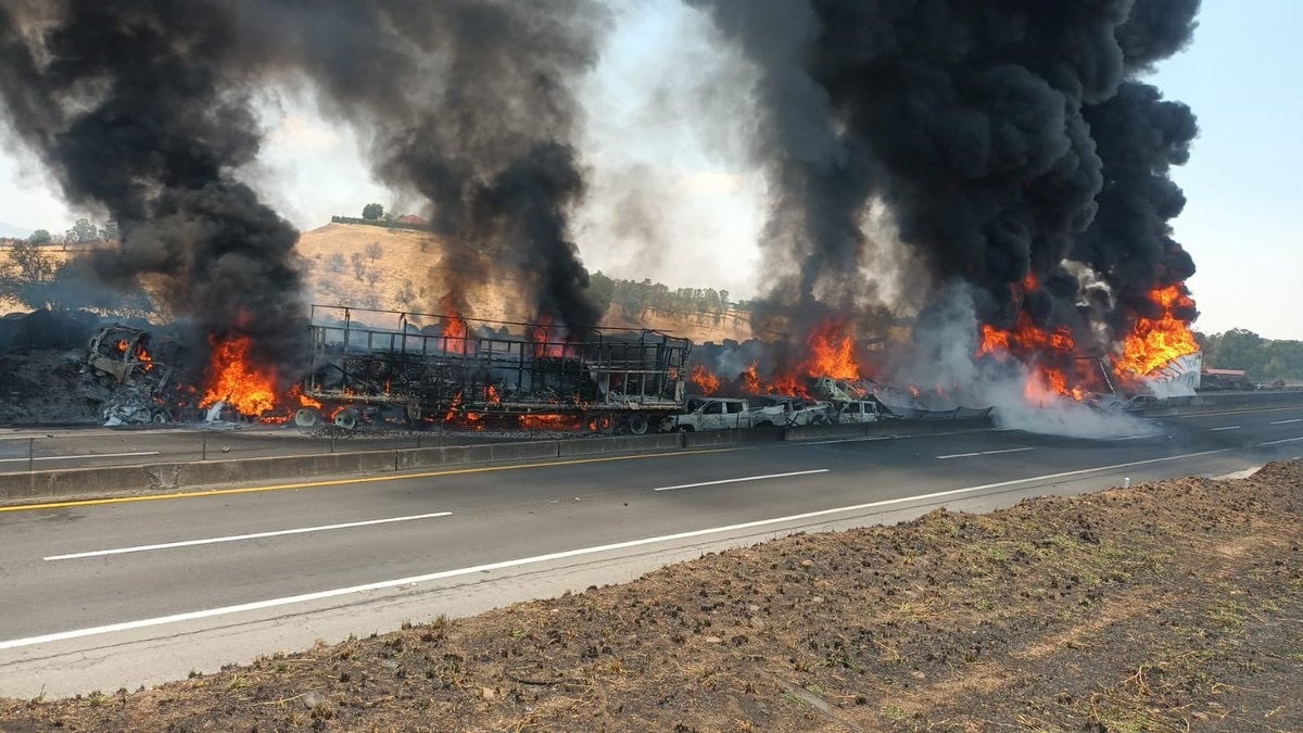 VIDEO | Quema de pastizal pudo haber causado carambola mortal en autopista a Guadalajara