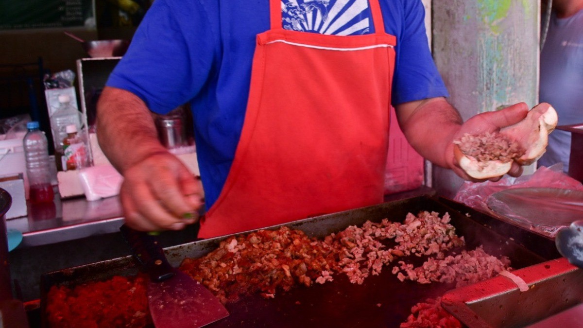 Taquería contrata a falso sacerdote para confesar a sus empleados