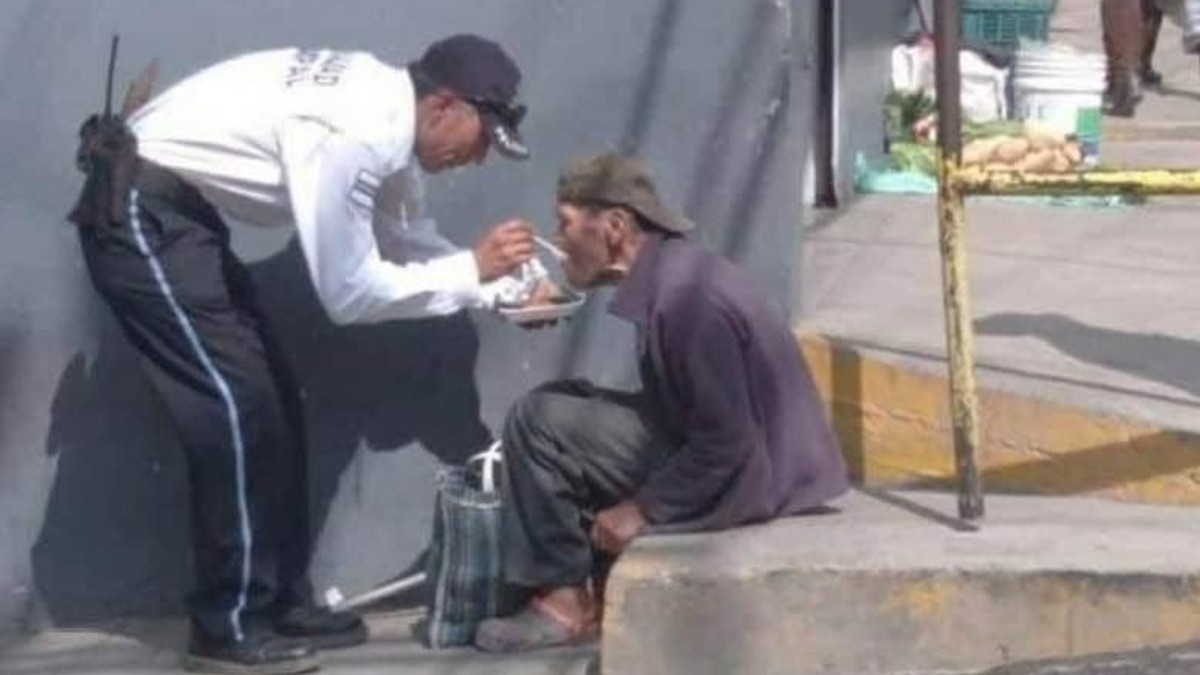 Captan a guardia de seguridad alimentando a un viejecito