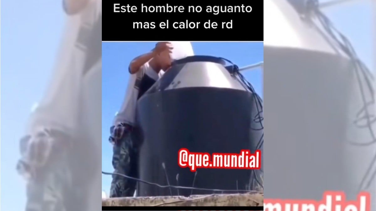 Hombre le echa hielos a su tinaco para tener agua fría