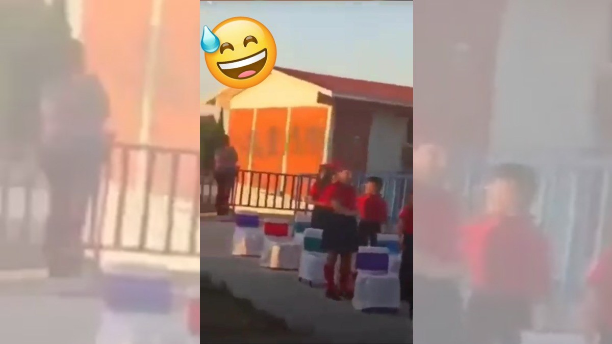 Se le escapa audio comprometedor a maestra durante graduación
