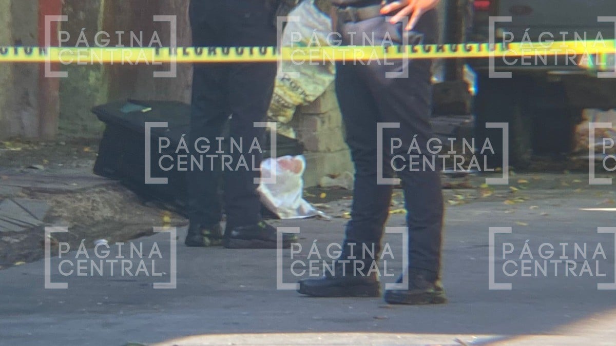 Les dejan a ‘enmaletado’ afuera de su casa