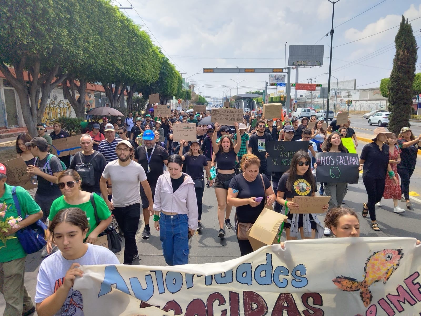 Vestidos de negro exigen una ciudad más verde y ¡no a la tala!
