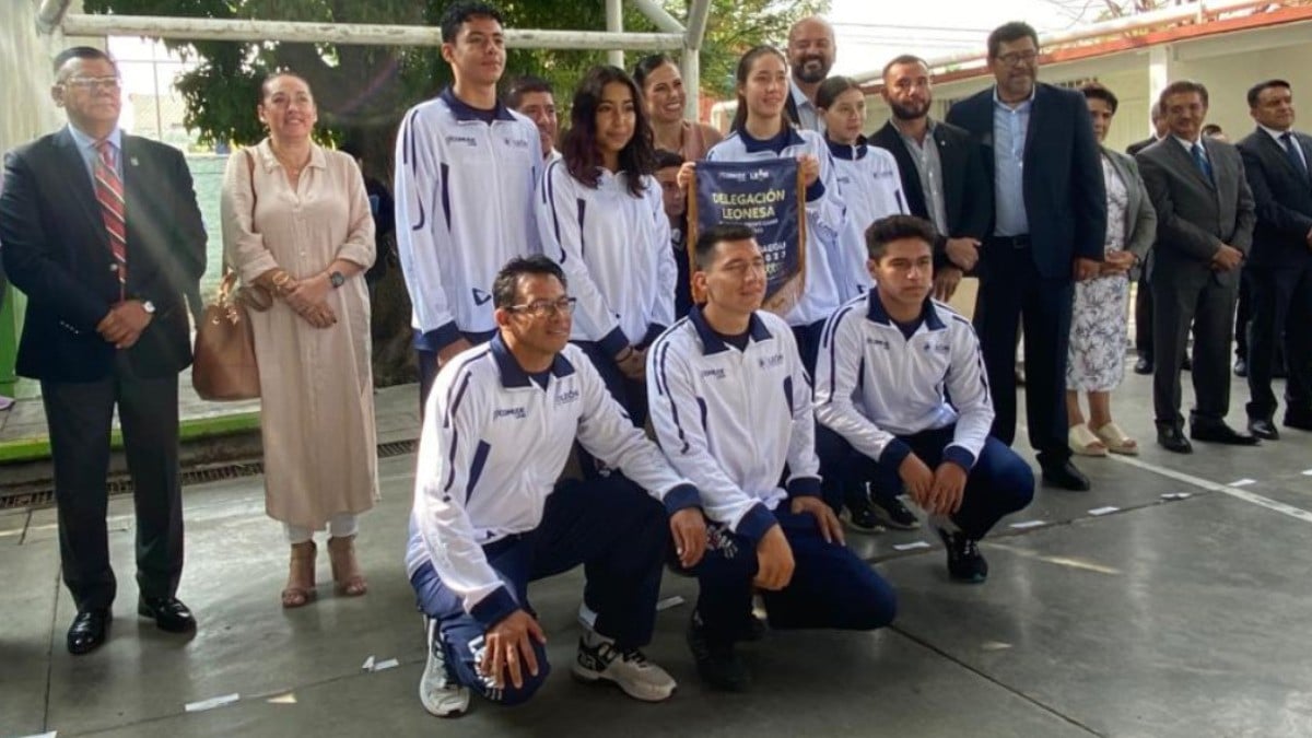 Abandera León a 18 deportistas que viajarán a Corea