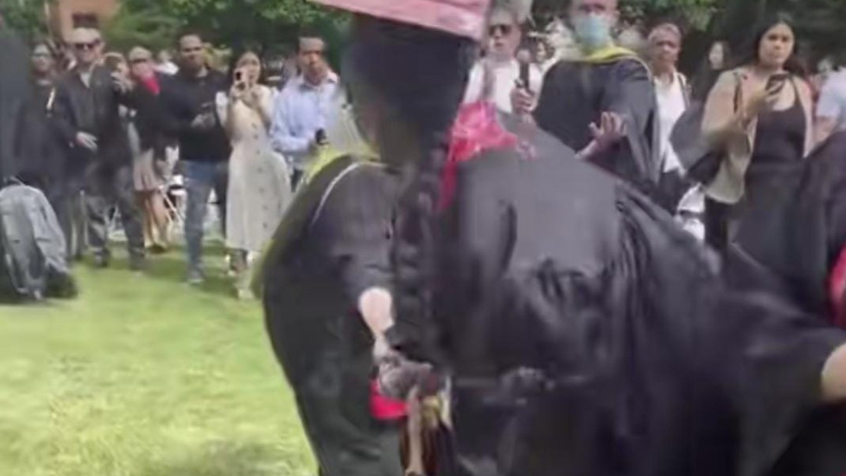 Maestra y alumna arman campal en plena graduación