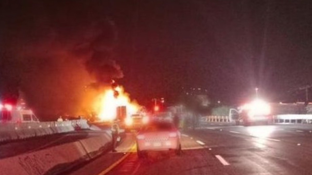 Cierran autopista México-Querétaro por choque ¡de 10 tráileres!