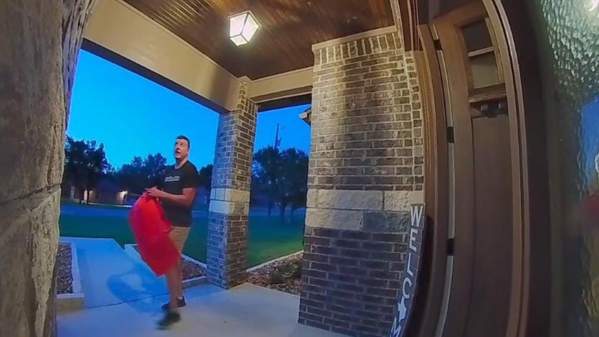 Repartidor se molesta con cliente por la poca propina que recibió