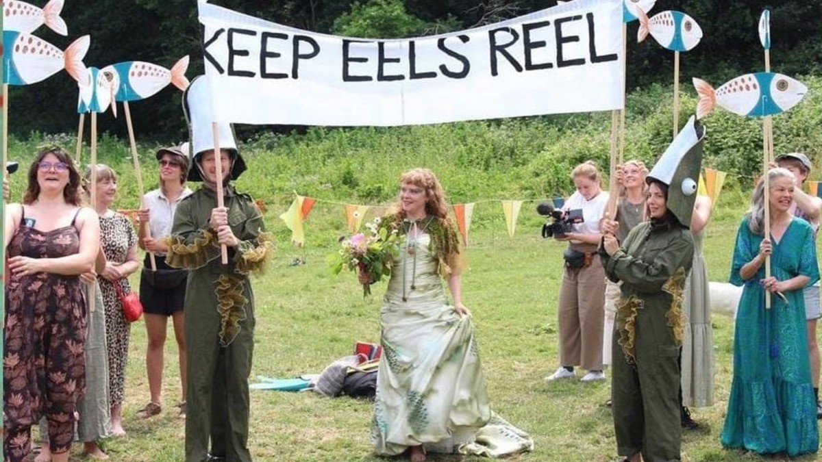 Nadadora “se casa” con un río para protegerlo