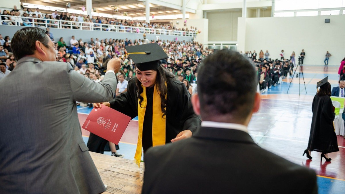 Apadrina Trejo a 800 egresados del CBTis 60