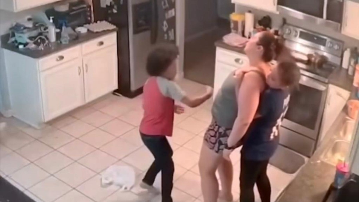 #VIDEO | Niños salvan a su mamá de crisis convulsiva 