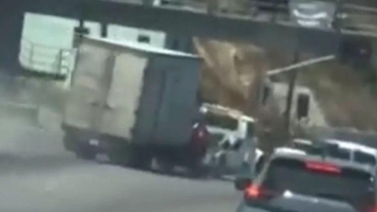 #VIDEO | ¡Conductor se avienta de tráiler sin frenos!