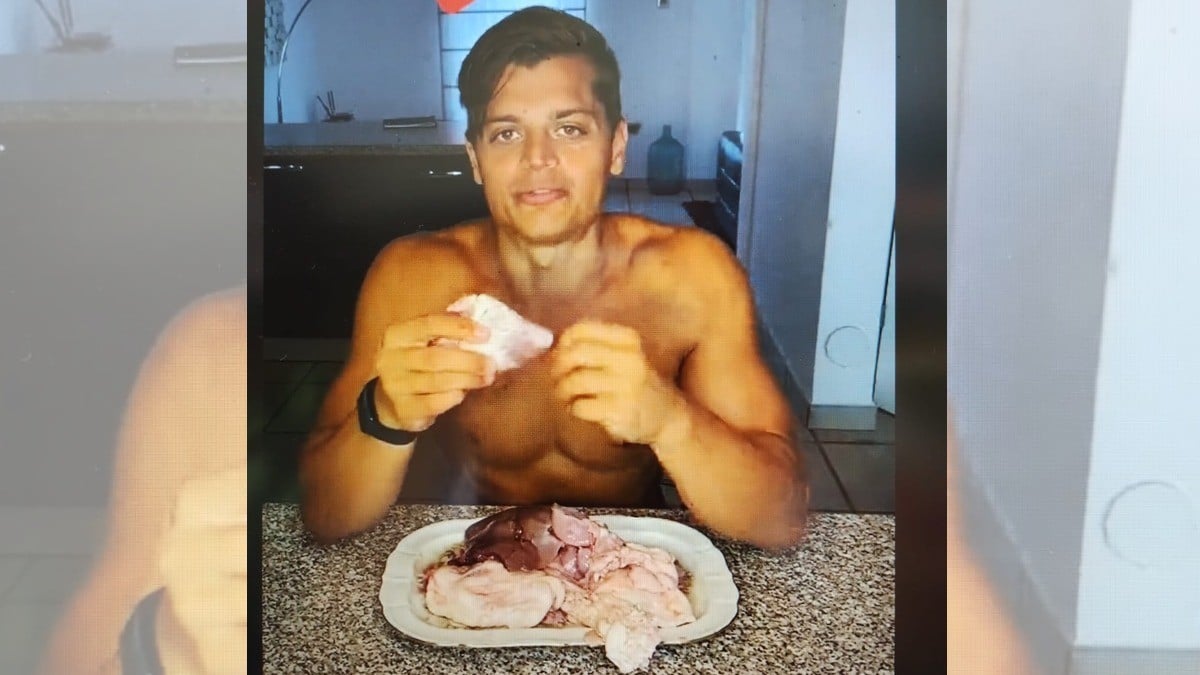 Atleta promueve consumo de ¿carne cruda?