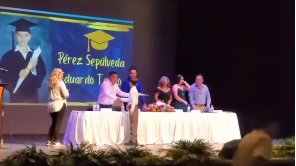 Niño se niega a darle la mano a su maestra durante el acto académico
