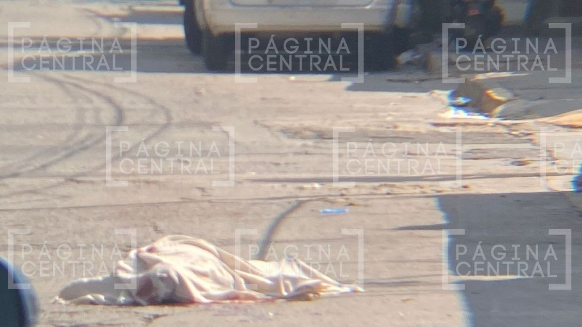 Persiguen a hombre para matarlo ¡y balean a mujer por error!