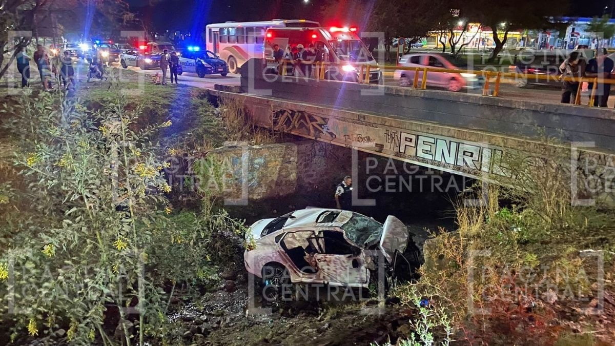 Se lesionan cuatro jóvenes en volcadura en Las Torres