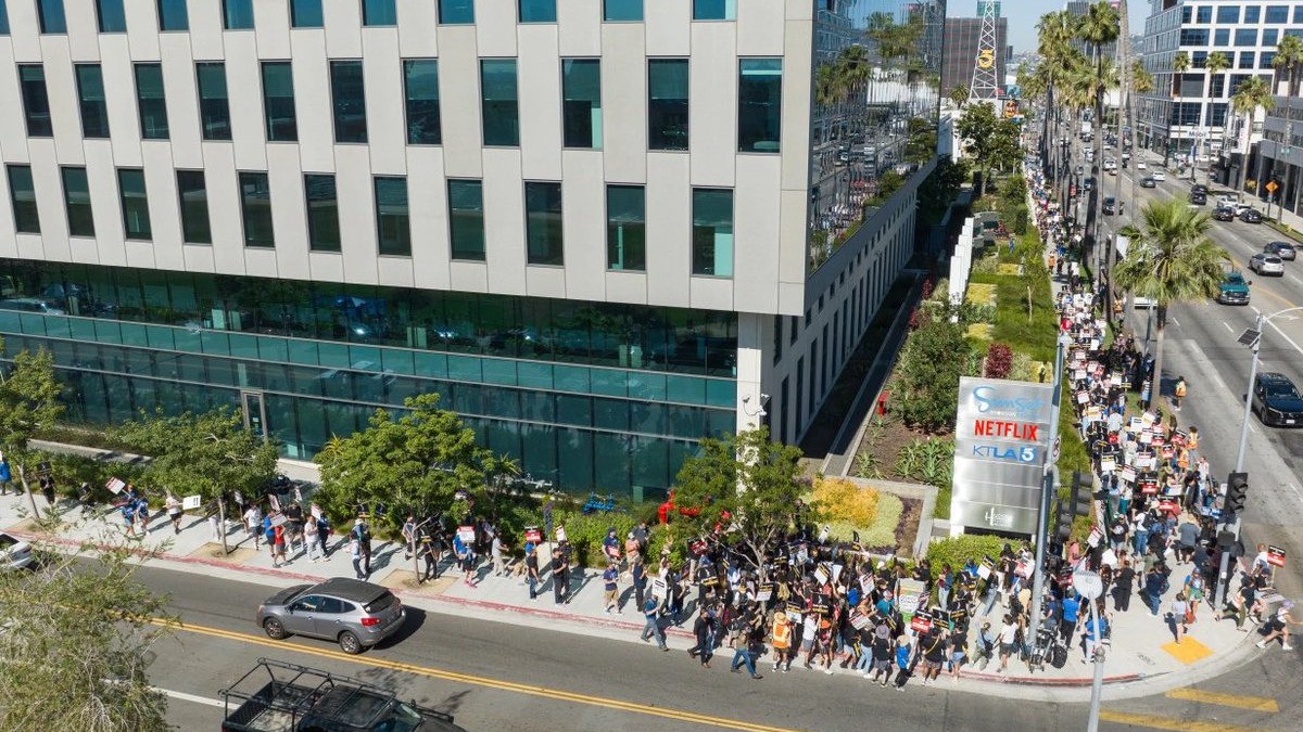 Se unen actores a huelga de escritores contra plataformas de streaming