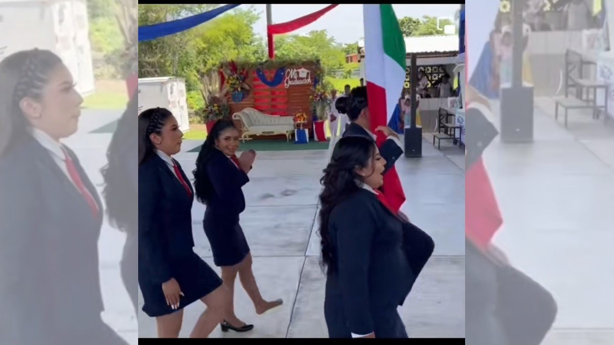 ¡Como la Cenicienta! Joven se queda descalza durante los Honores a la Bandera