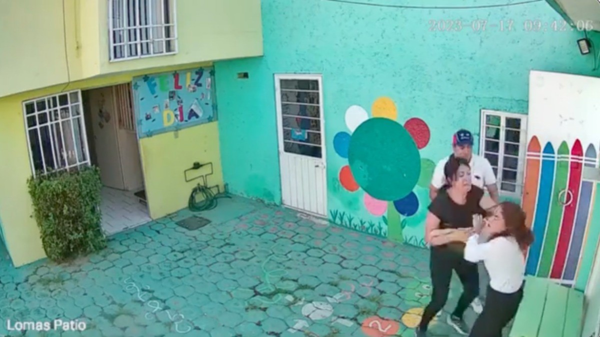 #VIDEO | Golpean papás a maestra de maternal