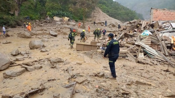 Alud cubre a pueblo colombiano tras fuertes lluvias