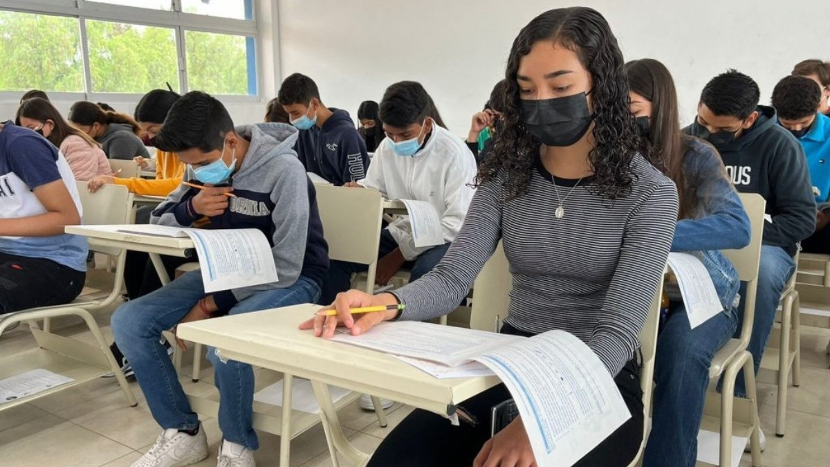 Entrega León becas a estudiantes de preparatoria y universidad