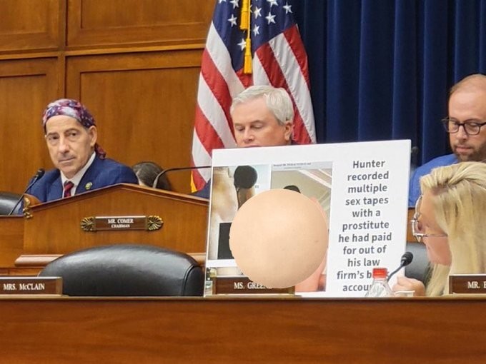 Muestra legisladora estadounidense a Hunter Biden desnudo en fotos