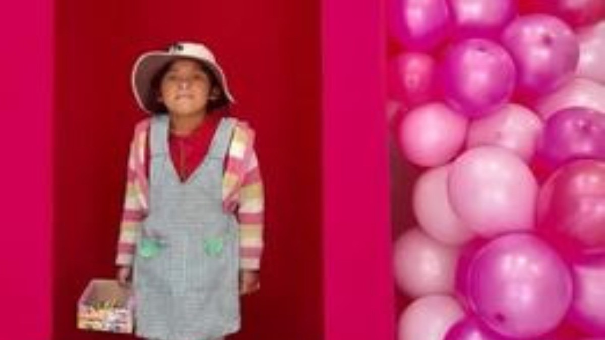 Todas podemos ser Barbie: niña conmueve al tomarse foto #BarbieChallenge