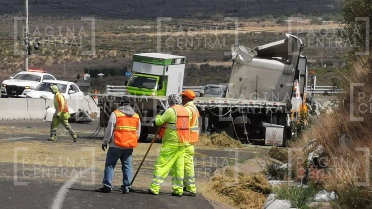 Muere conductor de tráiler en volcadura en la León-Lagos
