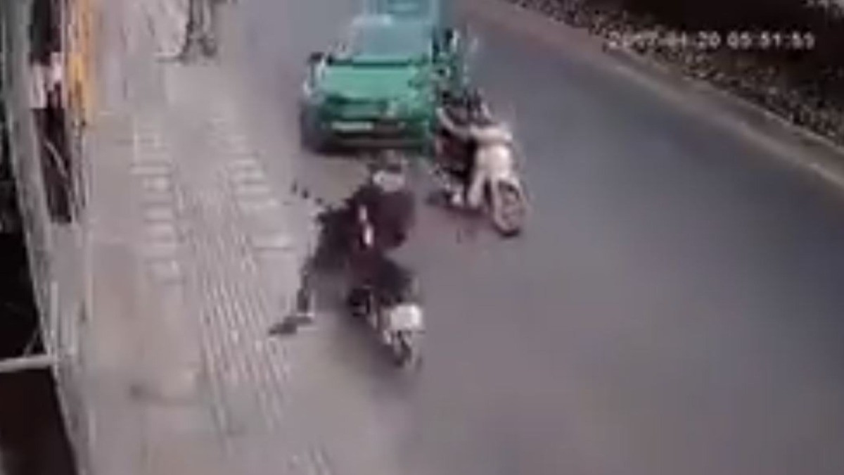 Ladrón arrebata bolso a mujer y taxista lo prensa contra un muro