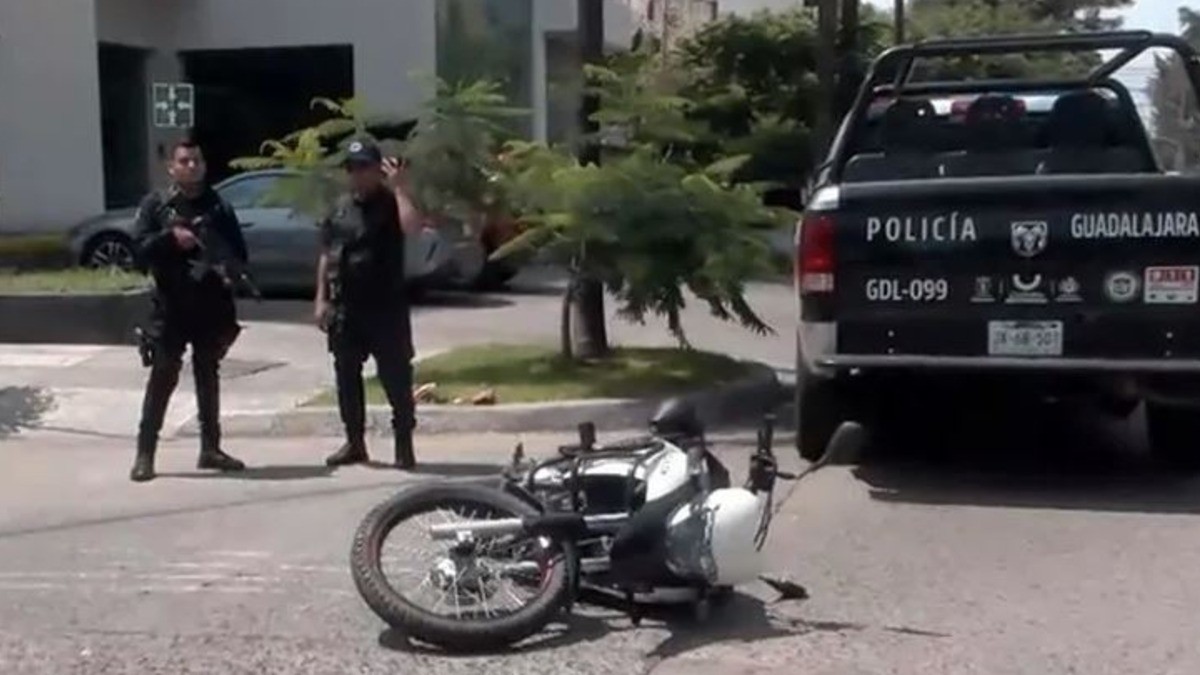 Roban a mujer 160 mil pesos saliendo del banco; corre tras ellos y los arrolla con su auto