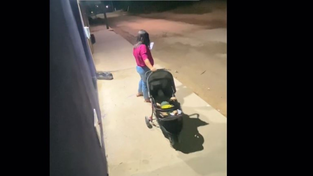 #VIDEO | Mamá se distrae con su celular ¡y se llevan a su hijo de la carriola!