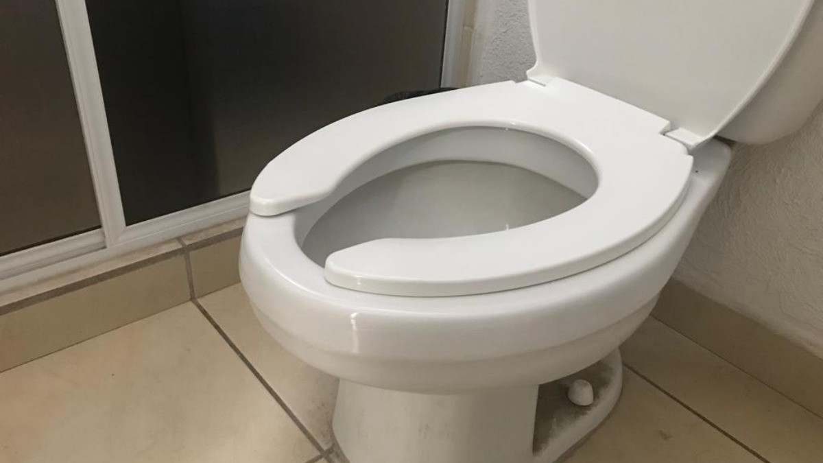 Hombre pasó horas sentado en el baño con su celular y se le salió el intestino