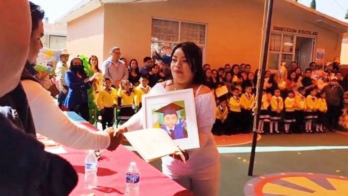 “No me aguanté las lágrimas con el video”; mamá acude a graduación de su hijo fallecido
