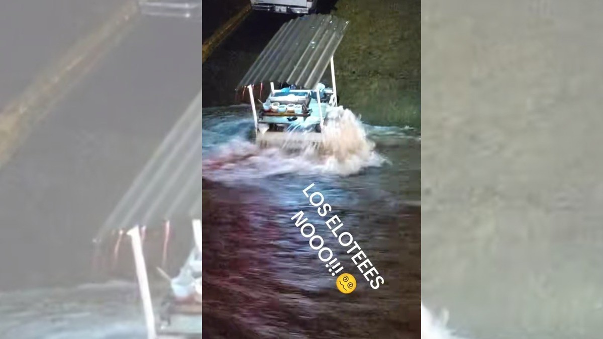 Héroe sin capa evita que carrito de elotes sea arrastrado por el agua