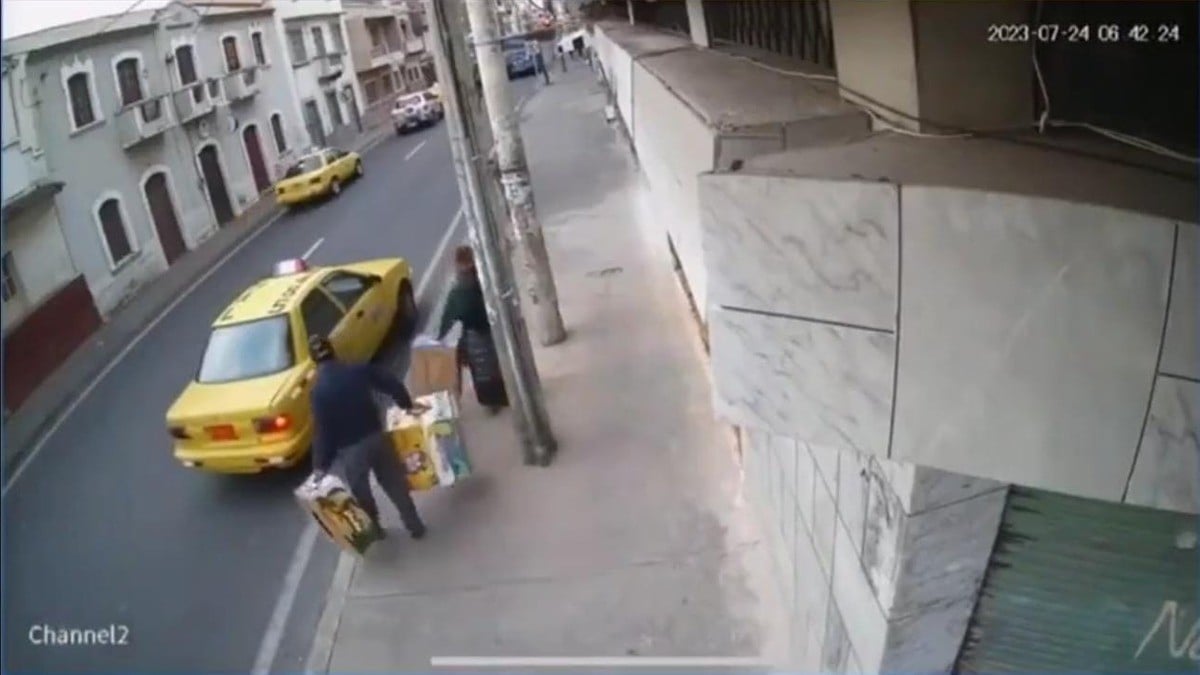 Abuelitos mueren atropellados mientras esperaban un taxi