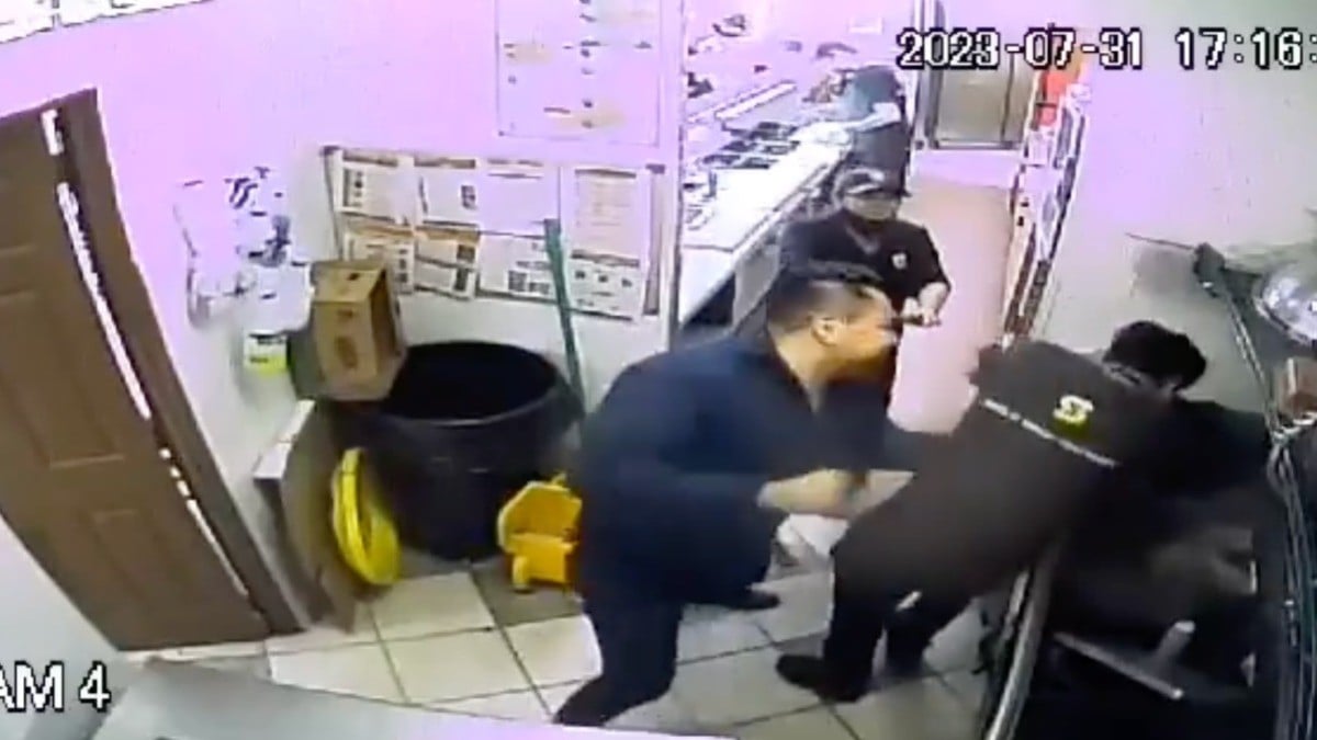 Cliente golpea brutalmente a joven trabajador de Subway