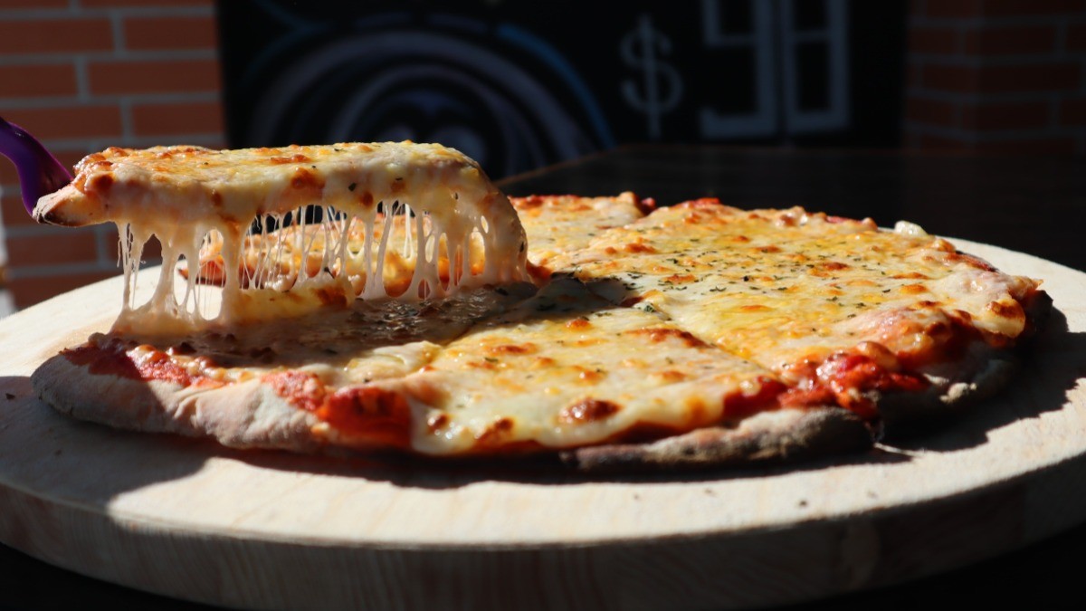 Cliente se queja por recibir pizza “desarmada”