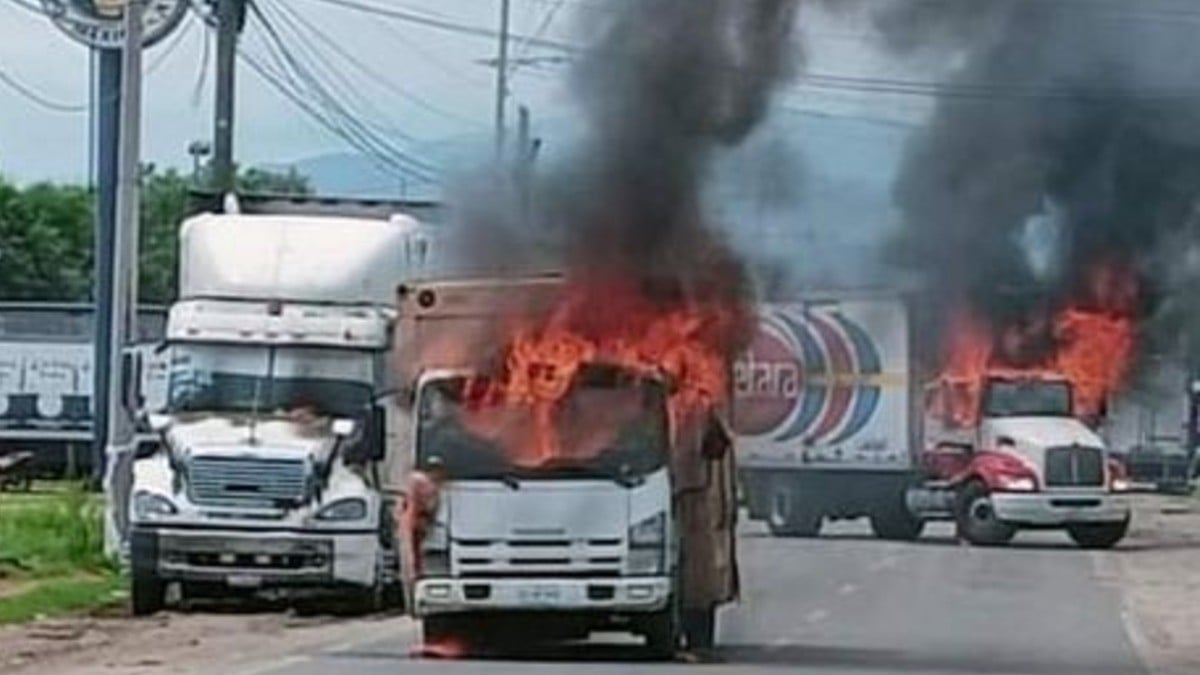 Bloqueos en la Acapulco-Zihuatanejo deja saldo de 11 autos quemados