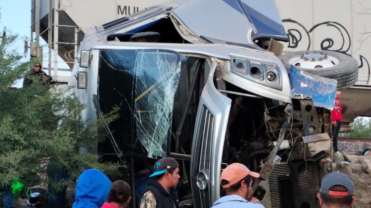 Fuerte accidente en Querétaro: camión intentó ganarle y el tren se lo llevó