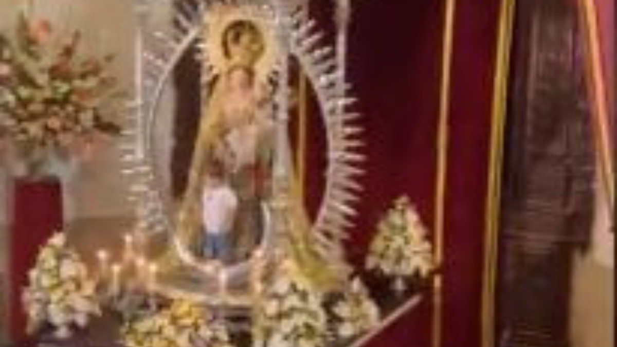 Hombre irrumpe corriendo en misa para lanzar a un niño a los pies de la virgen