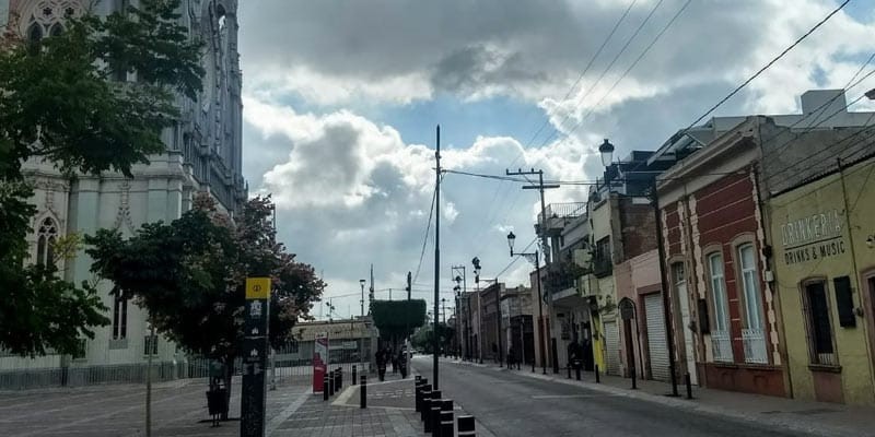 Exigen regulación de 'negocios fachada' en la calle Madero