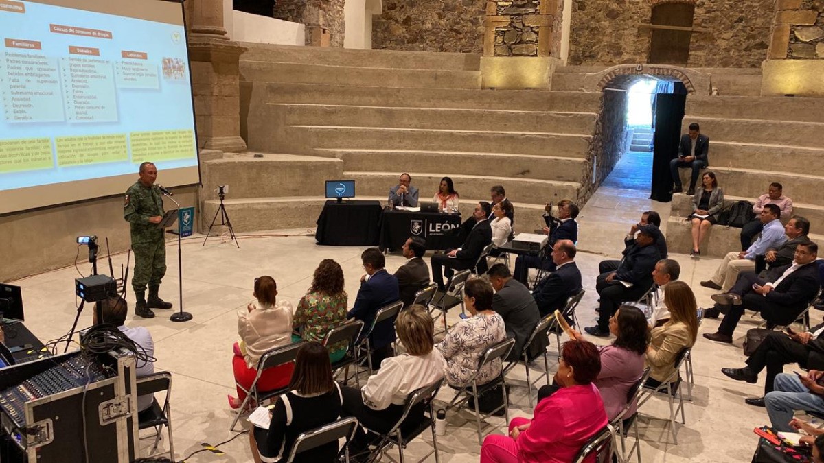 Discute León cerrar restaurantes, bares y cantinas más temprano