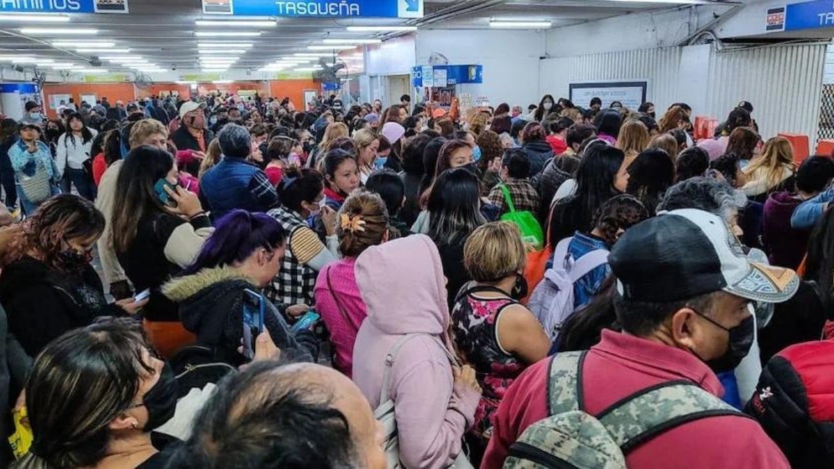 No se cayeron: ella fue lanzada al metro por el hombre que también se aventó