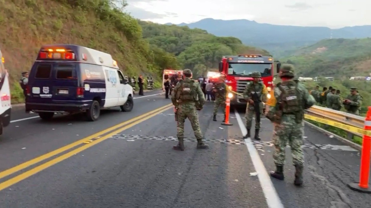 Mueren 15 pasajeros al caer camión a barranco