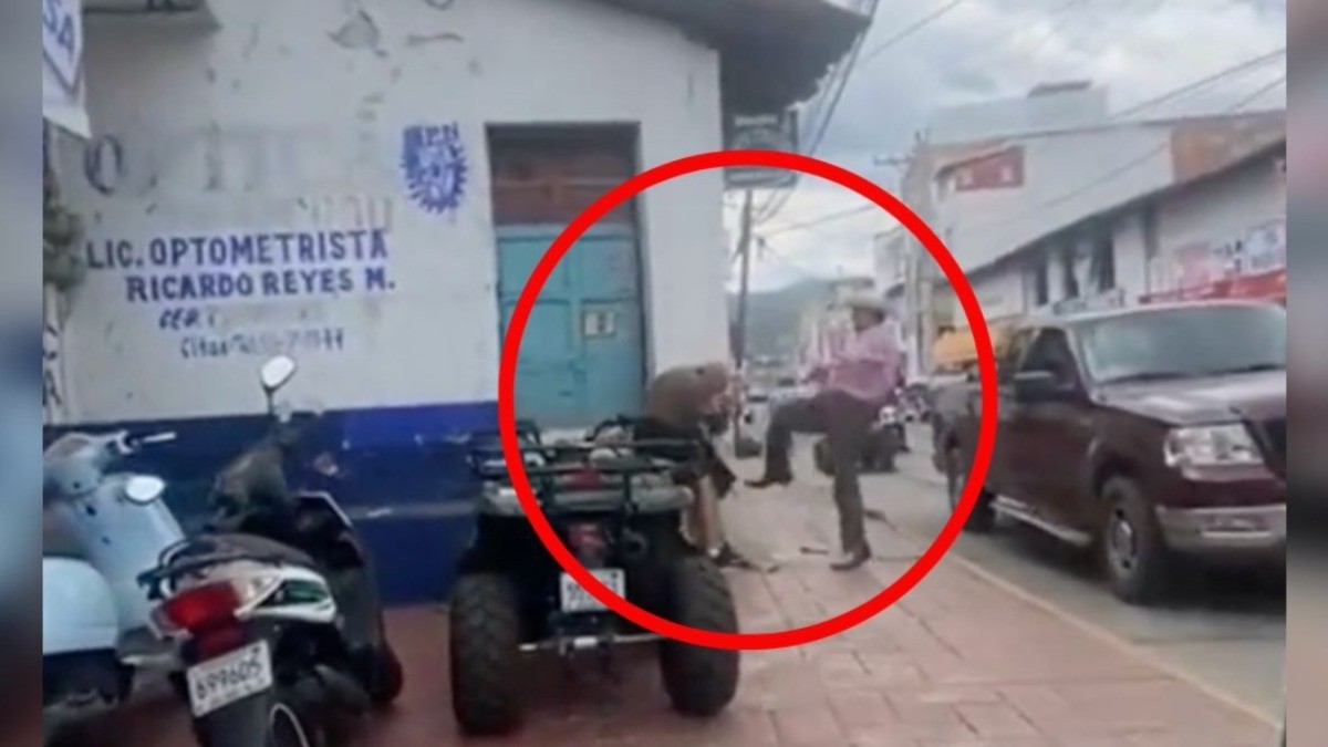 VIDEO | Ataca a patadas a ¡hombre con discapacidad!