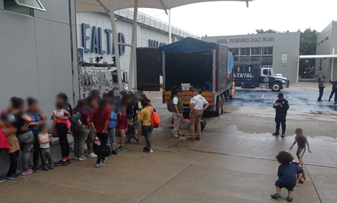En Oaxaca rescatan a 265 migrantes hacinados en dos camiones tipo Torton