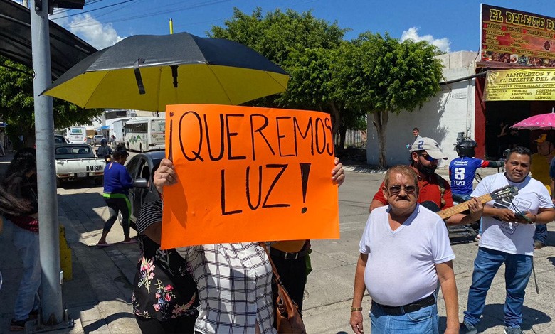 Vecinos de Paseos del Molino y Villa Olímpica se manifiestan por falta de luz eléctrica