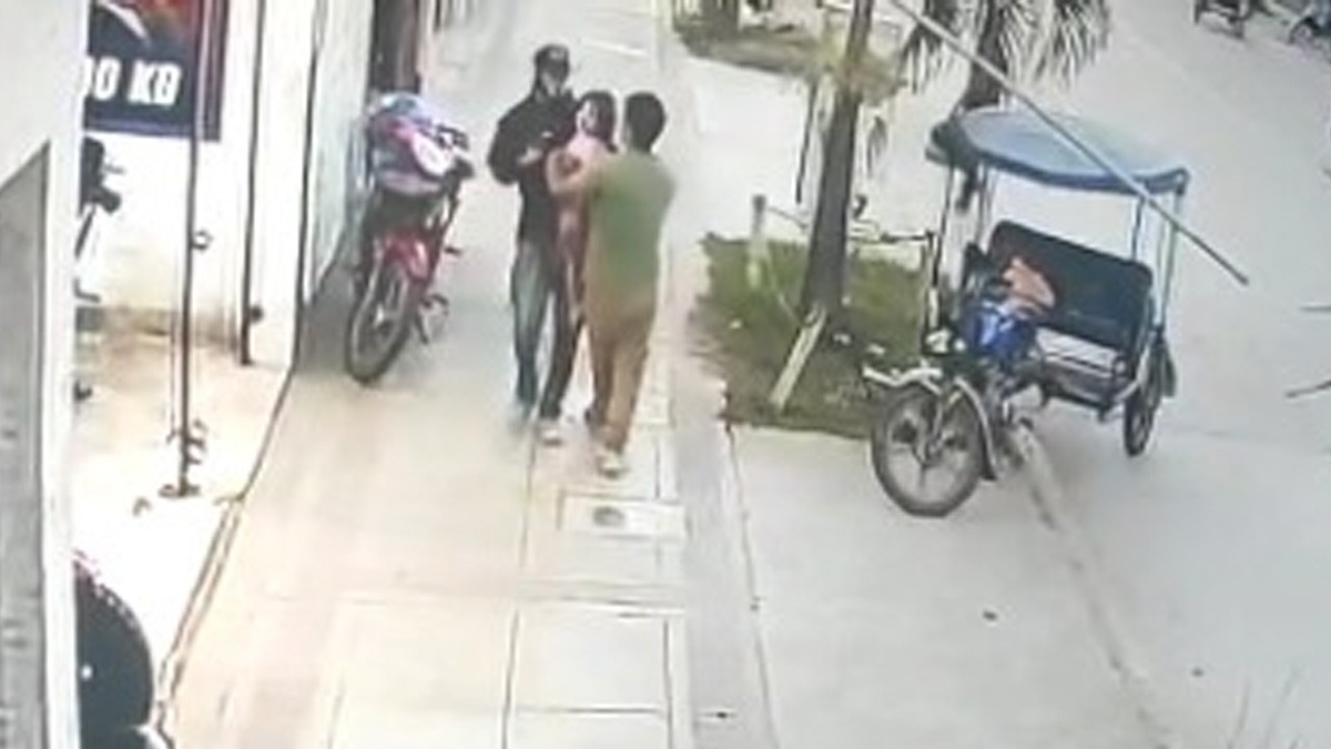 VIDEO: Vecinos linchan a ladrón que mantuvo a un hombre y su hija como rehenes