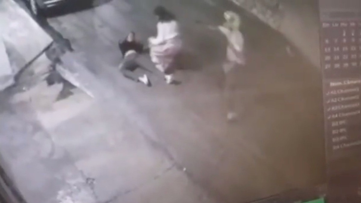 VIDEO Balean a morenistas; quedan abrazados en la calle