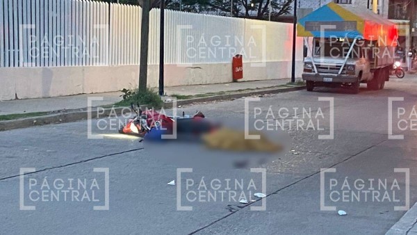 Motociclista intenta ganarle paso a camión y muere atropellado en León